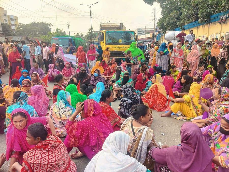 মহাখালীতে সড়ক অবরোধ করে পোশাকশ্রমিকদের বিক্ষোভ, যানজট