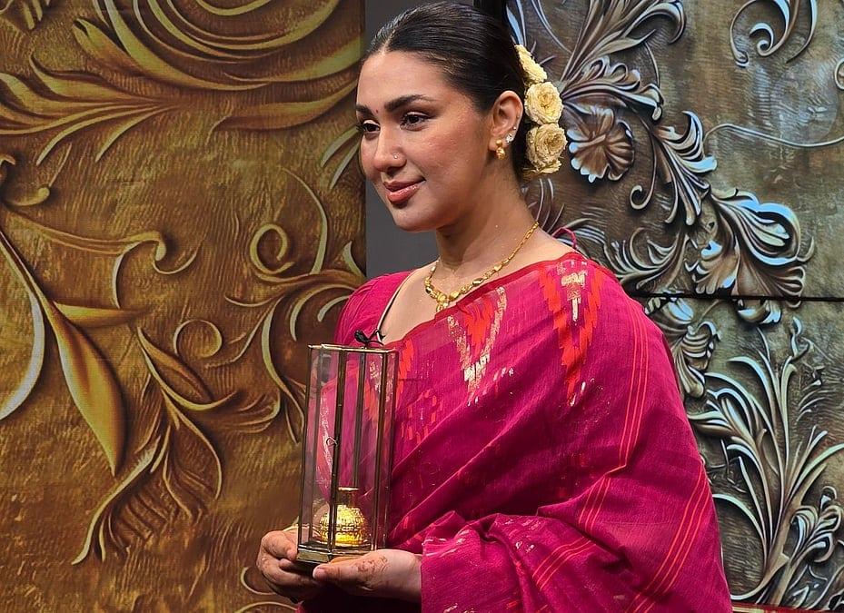 ‘সোনার কলস’ হাতে পেয়েই কান্না লুকালেন অপু, নেপথ্যের ঘটনা জানালেন নায়িকা নিজে