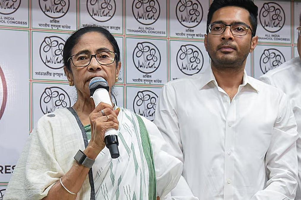 তৃণমূলের বৈঠকে হাতে গোনা কয়েক নেতা, কমিটিতে বড় রদবদল