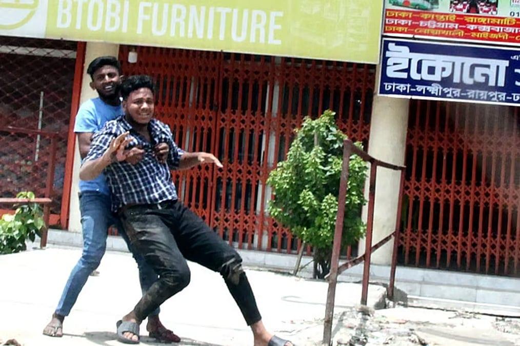 তাইমের কোমরের নিচে বাঁ পাশে বড় ছিদ্র দেখি