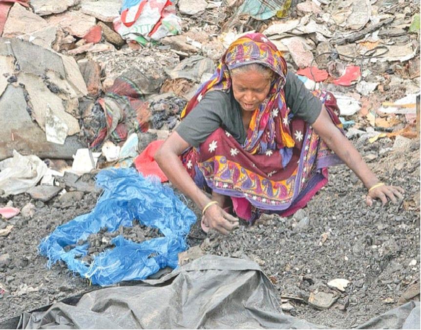 পোড়া ঘরের কয়লাই এখন আনোয়ারার আয়ের উৎস