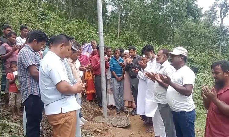 দুর্গাপুর সীমান্তে বন্যহাতির উপদ্রব ঠেকাতে সোলার স্ট্রিটলাইট স্থাপন | জাতীয়
