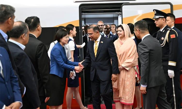 Red carpet rolled out as PM arrives in Beijing | News Flash