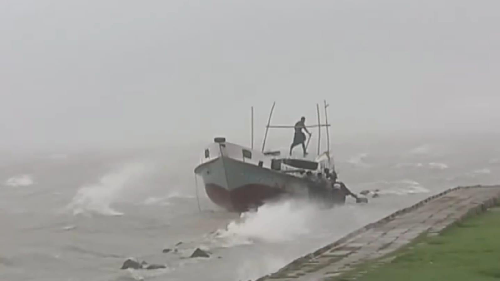 Launch services suspended on 5 river routes in Bhola due to low pressure | District