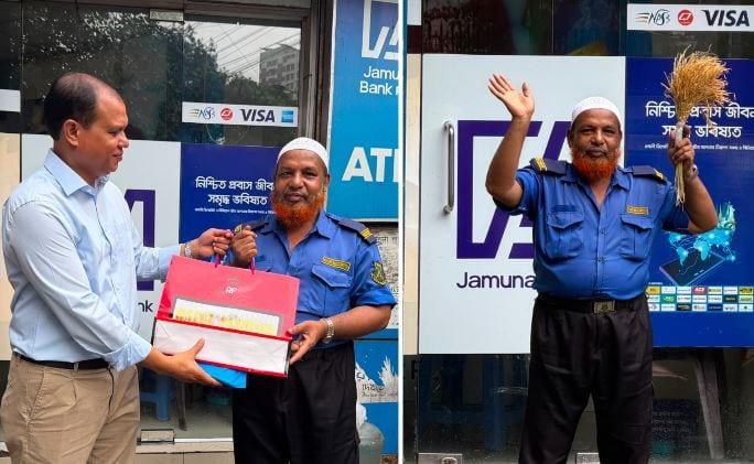 PM sends gifts to security guard who regularly greeted his motorcade with 'Sheaf of Paddy' | News Flash