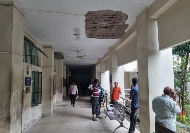 Five injured as plaster collapses at Bagerhat Judge's Court | District