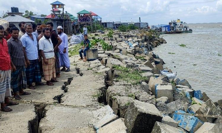 Meghna's strong current erodes Bhola town protection embankment | District