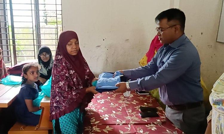 Underprivileged students get new dress in Jamalpur | District
