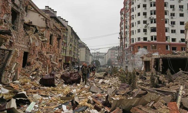 Ukrainian and Russian strikes kill over a dozen civilians | International
