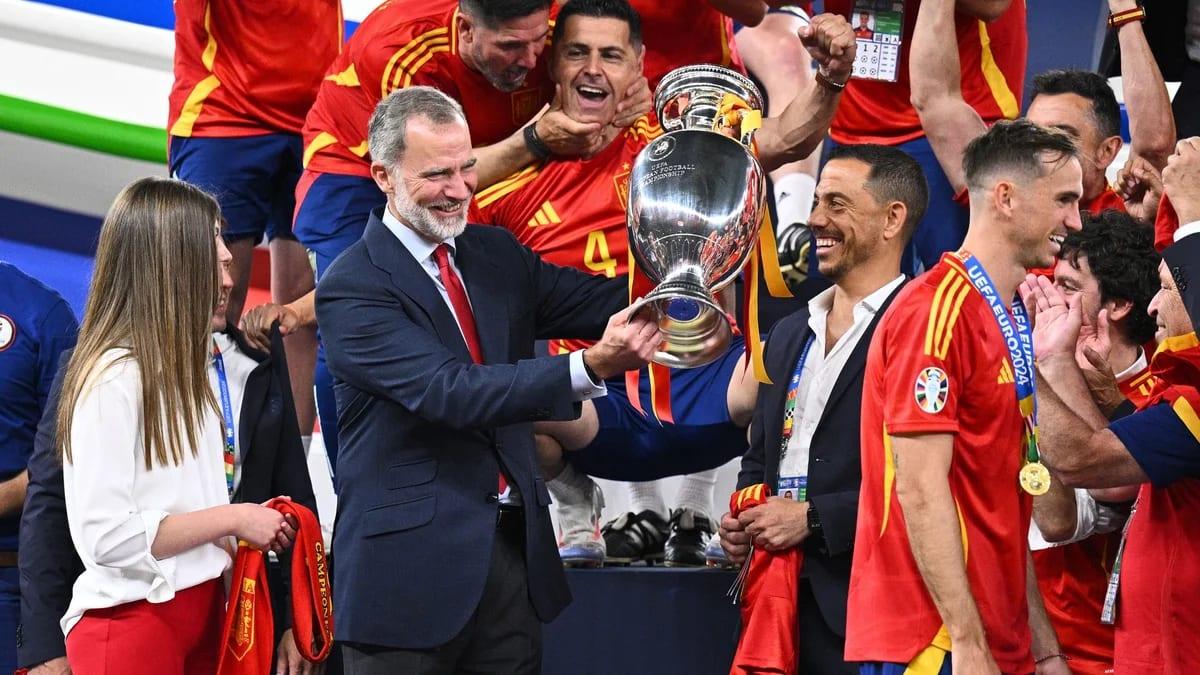 Spanish king hails World Cup heroes as celebration tour begins | Sports