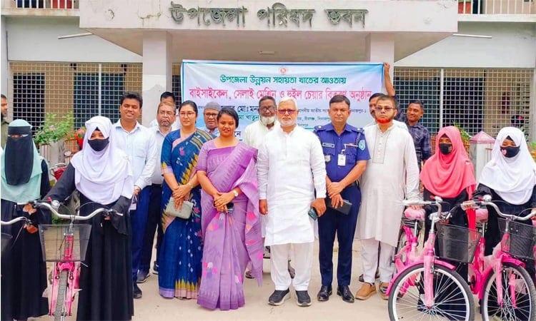 127 underprivileged people receive bicycles, wheelchairs, sewing machines in Dinajpur | District