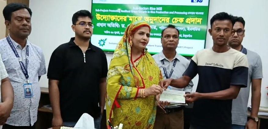 14 entrepreneurs receive Tk 11.20 lakh grants in Thakurgaon | District