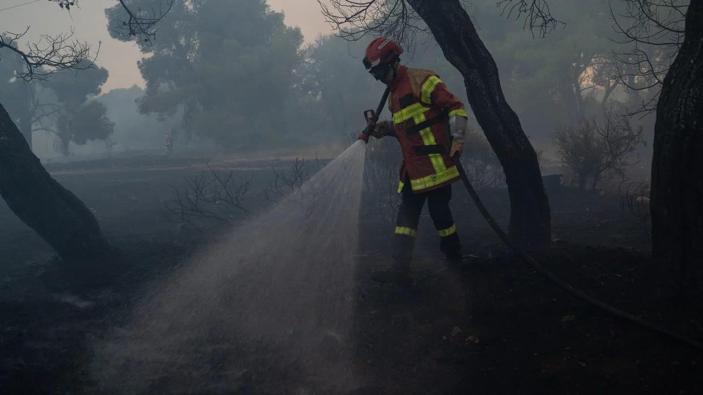 Firefighters hope to contain blaze on Athens outskirts | International