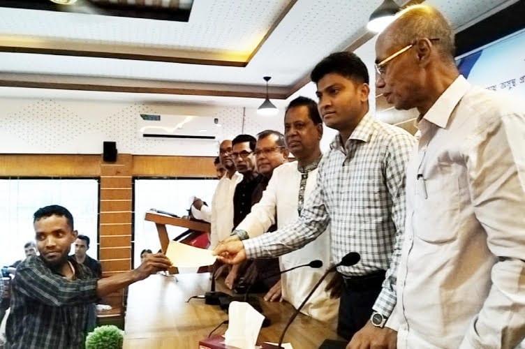 57 underprivileged, disabled students receive financial aid in Patuakhali | District