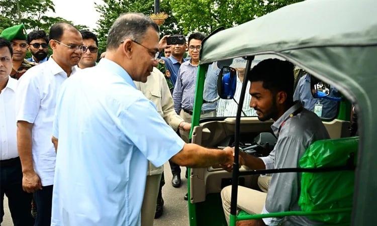 PM gifts rickshaws to two July fighters, elderly man | News Flash