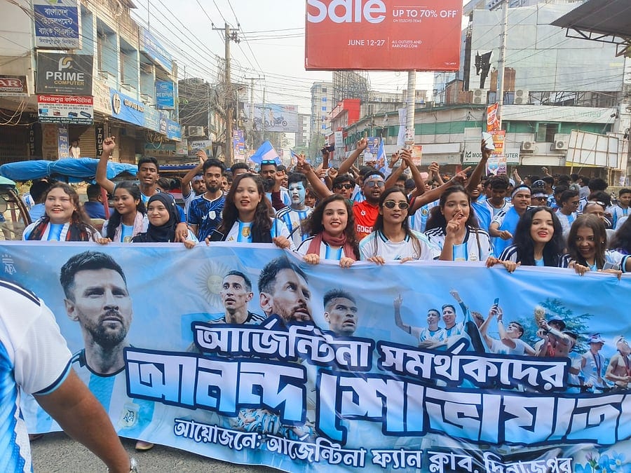 দিনাজপুরে আর্জেন্টিনা সমর্থকদের আকাশি-সাদা রঙে উৎসবমুখর শোভাযাত্রা