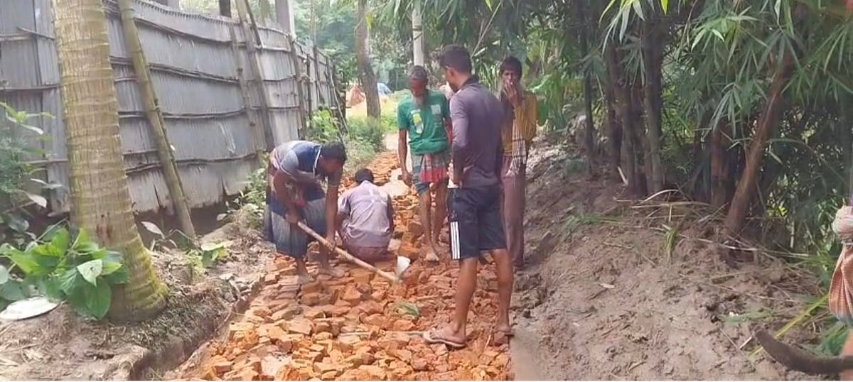 সরকারি বরাদ্দ না পেয়ে চাঁদা তুলে নিজেরাই রাস্তা সংস্কারে নেমেছে গ্রামবাসী