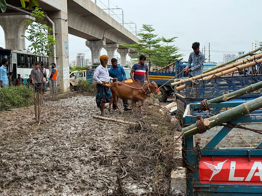 হাট বসানোর কারণে মেট্রো স্টেশনের ৩০ লাখ টাকার ক্ষতি