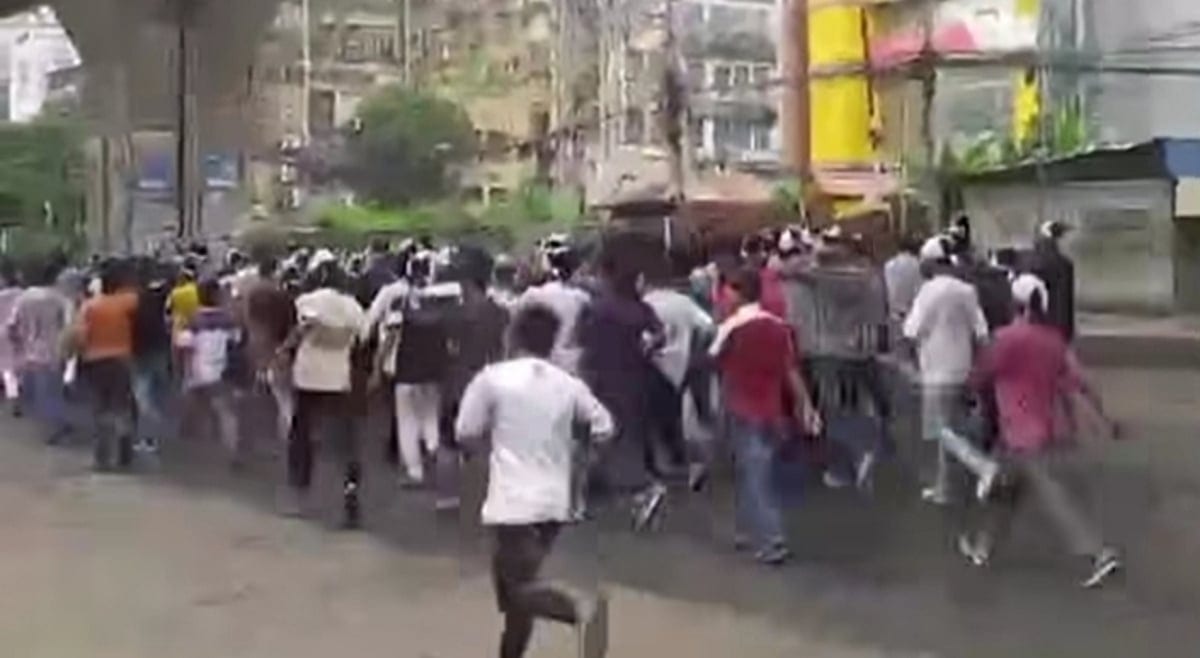 এবার মাথায় কাফনের কাপড় বেঁধে নিষিদ্ধ যুবলীগের বিক্ষোভ মিছিল