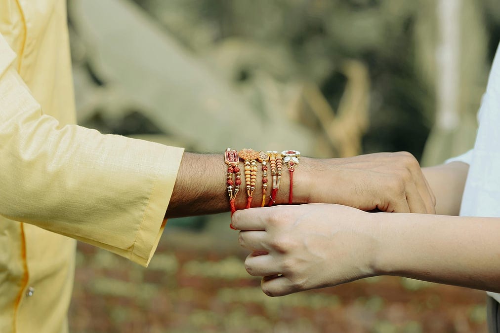 রাখিবন্ধন: ভেদাভেদ ভুলে মানবতার উৎসব